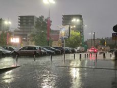 Porównanie zdjęć z aparatu ultraszerokokątnego i głównego (1x, 2x)