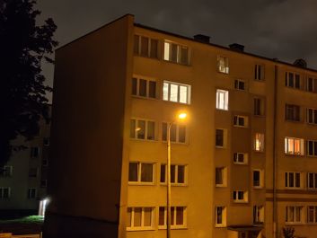 Porównanie zdjęć w trybie auto i w trybie nocnym