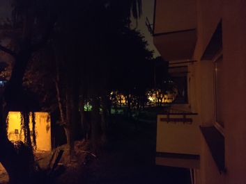 Porównanie zdjęć w trybie auto i w trybie nocnym