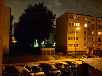 Porównanie zdjęć w trybie auto i w trybie nocnym