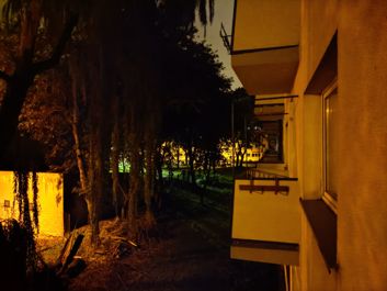 Porównanie zdjęć w trybie auto i w trybie nocnym