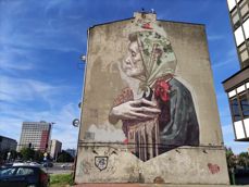 Porównanie zdjęć z aparatu ultraszerokokątnego i głównego (1x, 2x)