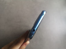 Smartfon w etui z zestawu