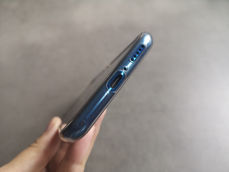 Smartfon w etui z zestawu