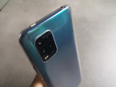 Smartfon w etui z zestawu