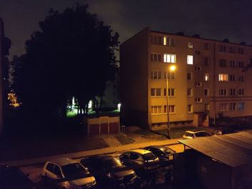 Porównanie zdjęć w trybie auto i w trybie nocnym