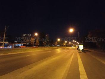 Porównanie zdjęć z aparatu głównego i ultraszerokokątnego