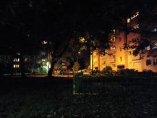 Zdjęcie nocne: agłówny aparat w trybie auto | główny aparat w trybie nocnym | aparat ultraszerokokątny