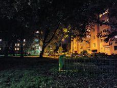 Zdjęcie nocne: agłówny aparat w trybie auto | główny aparat w trybie nocnym | aparat ultraszerokokątny