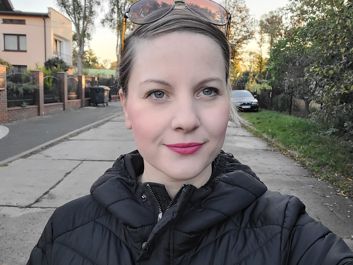 Przykladowe selfiki (ze standardowym i szerokim kątem widzenia)