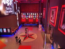 Porównanie zdjęć wykonanych aparatem ultraszerokokątnym, głównym i tele 