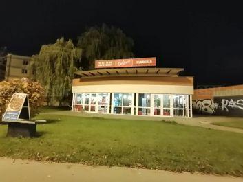 Przykładowe zdjęcia wykonane aparatem ultraszerokokątnym w nocy