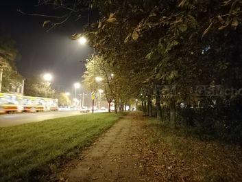 Porównanie zdjęć z wykorzystaniem trybu auto i trybu nocnego