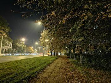 Porównanie zdjęć z wykorzystaniem trybu auto i trybu nocnego