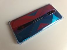 Zasilacz i firmowy pokrowiec na telefonie