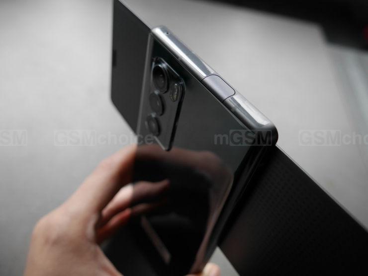 LG Wing ma trzy aparaty na tylnym panelu i aparat do selfików na górnej krawędzi
