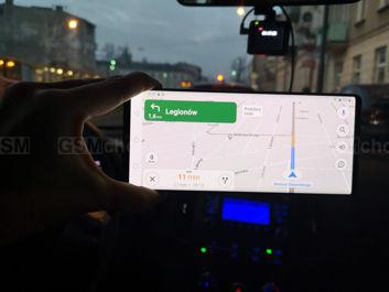 Nawigacja na głównym ekranie i z towarzyszącym odtwarzaczem muzyki