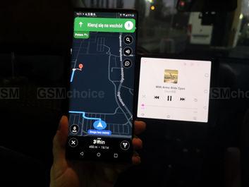 Nawigacja na głównym ekranie i z towarzyszącym odtwarzaczem muzyki