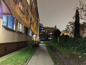 Przykłady zdjęć w trybie automatycznym i nocnym