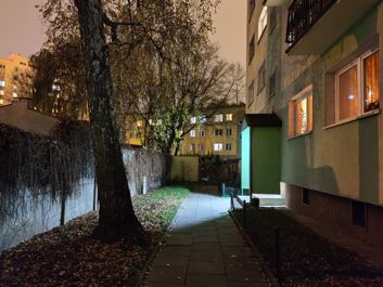 Przykłady zdjęć w trybie automatycznym i nocnym