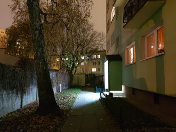 Przykłady zdjęć w trybie automatycznym i nocnym