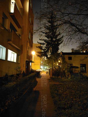 Porównanie zdjęć w trybie automatycznym i nocnym