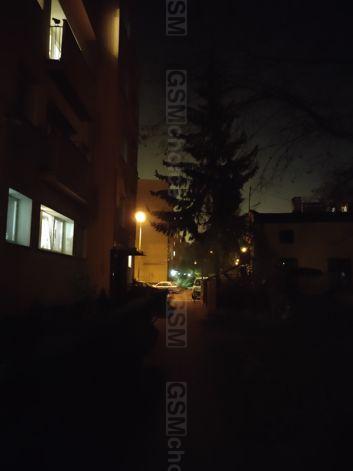 Porównanie zdjęć w trybie automatycznym i nocnym
