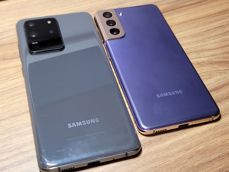 Dla skali: Samsung Galaxy S21 oraz Galaxy S20 Ultra, zapałki i Galaxy S21+