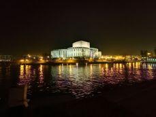 Porównanie zdjęć wykonanych aparatem ultraszerokokątnym, standardowym i z 2-krotnym zoomem Porównanie zdjęć wykonanych aparatem ultraszerokokątnym, standardowym i z 2-krotnym zoomem