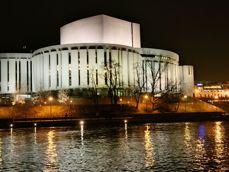 Porównanie zdjęć wykonanych aparatem ultraszerokokątnym, standardowym i z 2-krotnym zoomem Porównanie zdjęć wykonanych aparatem ultraszerokokątnym, standardowym i z 2-krotnym zoomem