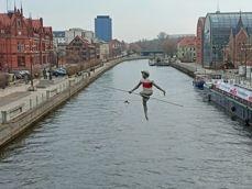 Porównanie zdjęć wykonanych aparatem ultraszerokokątnym, standardowym i z 2-krotnym zoomem Porównanie zdjęć wykonanych aparatem ultraszerokokątnym, standardowym i z 2-krotnym zoomem