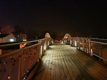 Tryb Ultra Night znacząco poprawia jakość zdjęć w nocy - zwłaszcza w przypadku aparatu ultraszerokokątnego Tryb Ultra Night znacząco poprawia jakość zdjęć w nocy - zwłaszcza w przypadku aparatu ultraszerokokątnego