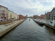 Porównanie zdjęć wykonanych aparatem ultraszerokokątnym, standardowym i z 2-krotnym zoomem Porównanie zdjęć wykonanych aparatem ultraszerokokątnym, standardowym i z 2-krotnym zoomem