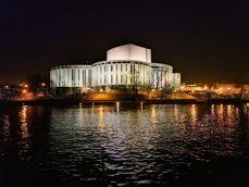 Porównanie zdjęć wykonanych aparatem ultraszerokokątnym, standardowym i z 2-krotnym zoomem Porównanie zdjęć wykonanych aparatem ultraszerokokątnym, standardowym i z 2-krotnym zoomem