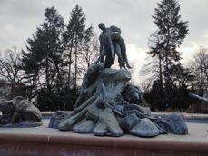 Porównanie zdjęć z aparatu z szerokim kątem, aparatu głównego i z 3-krotnym zoomem