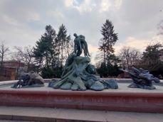 Porównanie zdjęć z aparatu z szerokim kątem, aparatu głównego i z 3-krotnym zoomem