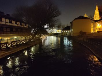 Przykładowe zdjęcia w trybie auto i w trybie nocnym