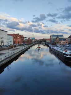 Zdjęcia wykonane poszczególnymi aparatami: szeroki kąt, główny i teleobiektyw