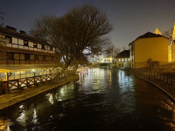 Przykładowe zdjęcia w trybie auto i w trybie nocnym