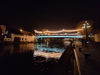 Przykładowe zdjęcia w trybie auto i w trybie nocnym