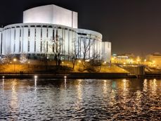 Zdjęcia z aparatu z szerokim kątem, aparatu głównego i z 2-krotnym zoomem