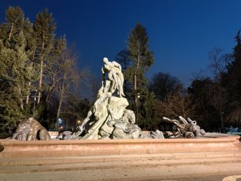 Porównanie zdjęć w trybie auto i w trybie nocnym