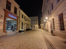 Zdjęcia z aparatu z szerokim kątem, aparatu głównego i z 2-krotnym zoomem