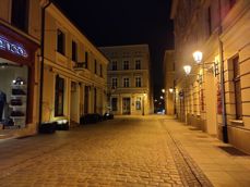 Zdjęcia z aparatu z szerokim kątem, aparatu głównego i z 2-krotnym zoomem