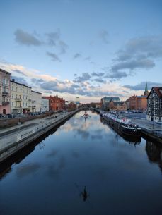 Zdjęcia z aparatu z szerokim kątem, aparatu głównego i z 2-krotnym zoomem