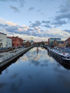 Zdjęcia z aparatu z szerokim kątem, aparatu głównego i z 2-krotnym zoomem