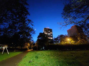 Porównanie zdjęć w trybie automatycznym i trybie nocnym