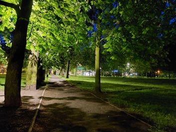 Porównanie zdjęć w trybie automatycznym i trybie nocnym