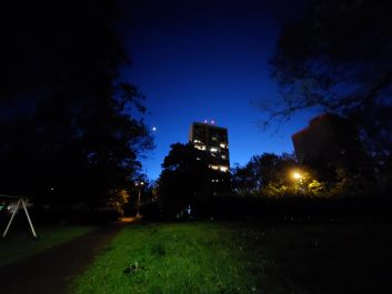 Porównanie zdjęć w trybie automatycznym i trybie nocnym