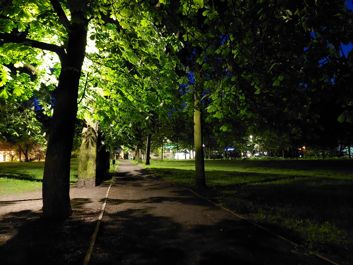 Porównanie zdjęć w trybie automatycznym i trybie nocnym